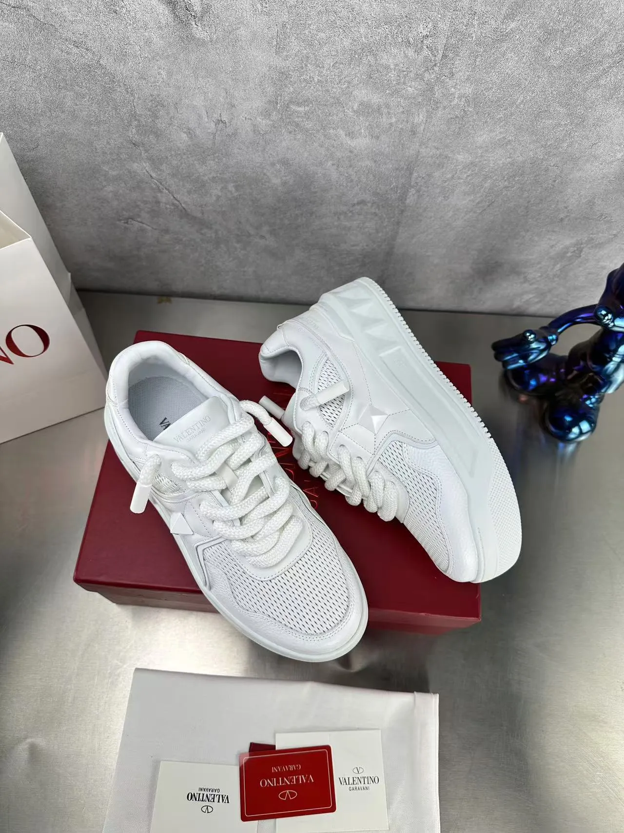 👟👟Ex-factory price 640👟👟 🔺Valentino🔺Valentino new casual shoes 2023 latest model hot style for catwalk couples, thick shoelaces, the same style as Elsa Hosk, Zhang Yixing, Guan Xiaotong and many other stars 🔥 Top version + lasting process, full oil edge on the upper. Fabric: Customized cowhide + cowhide lining with breathable mesh. Outsole: original molded TPU thickened outsole. Size for women is 35-40. Men’s size is 39-45.